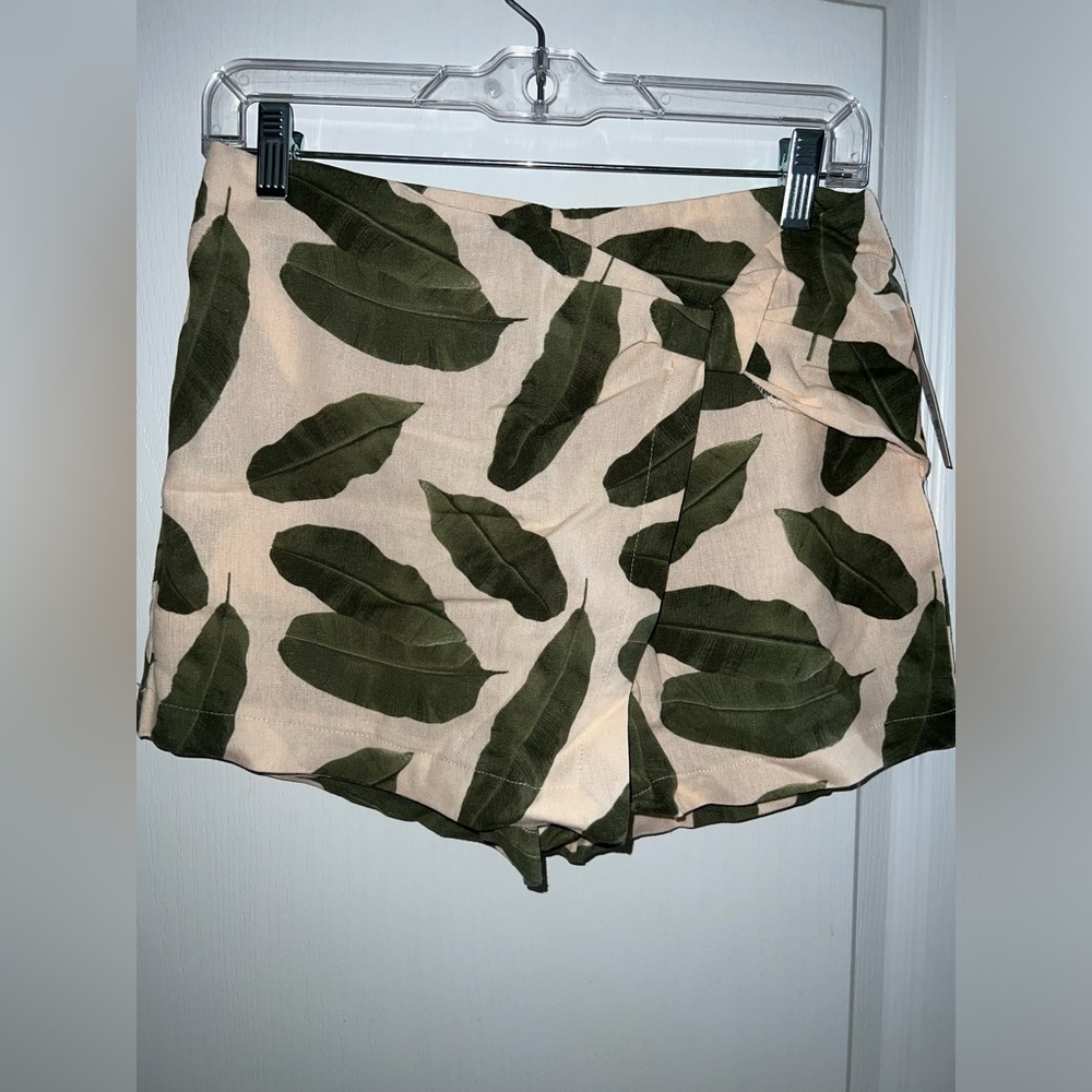 Pink leaf print shorts